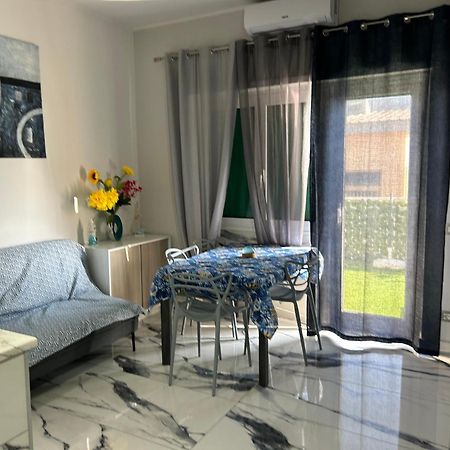 Front Sea Luxury Apartment ลิโด ดิ ออสเตีย ภายนอก รูปภาพ