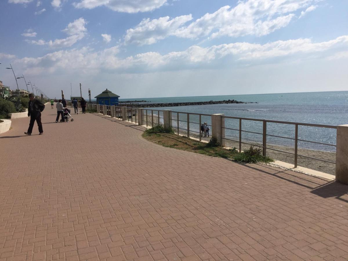 Front Sea Luxury Apartment ลิโด ดิ ออสเตีย ภายนอก รูปภาพ