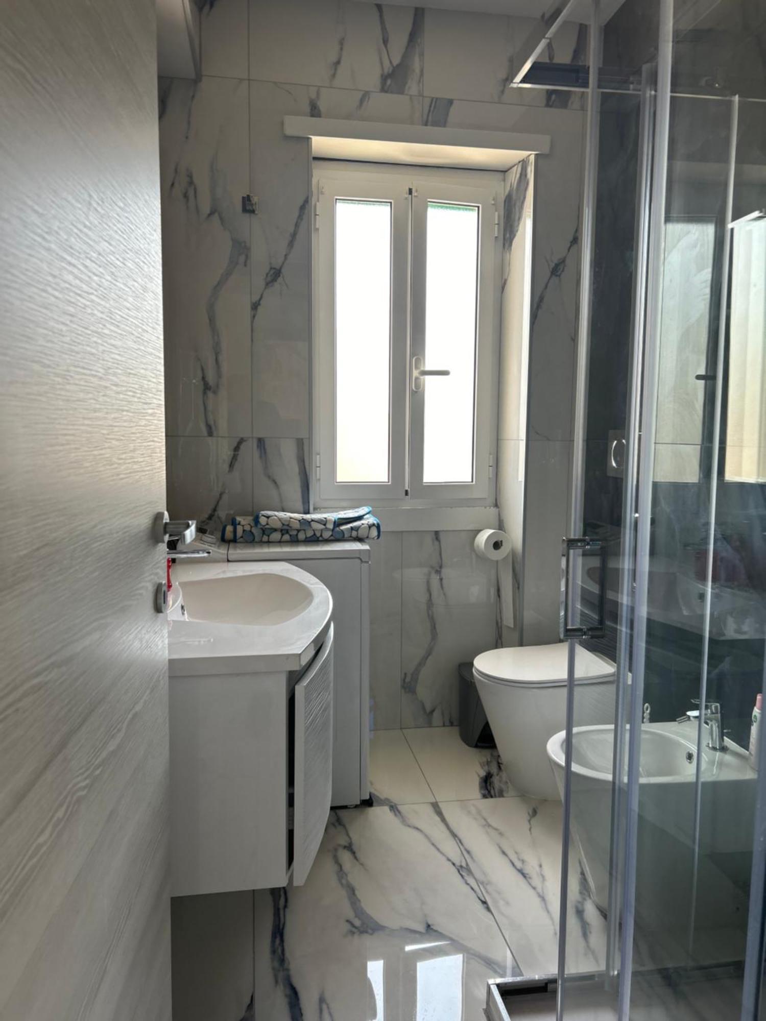 Front Sea Luxury Apartment ลิโด ดิ ออสเตีย ภายนอก รูปภาพ