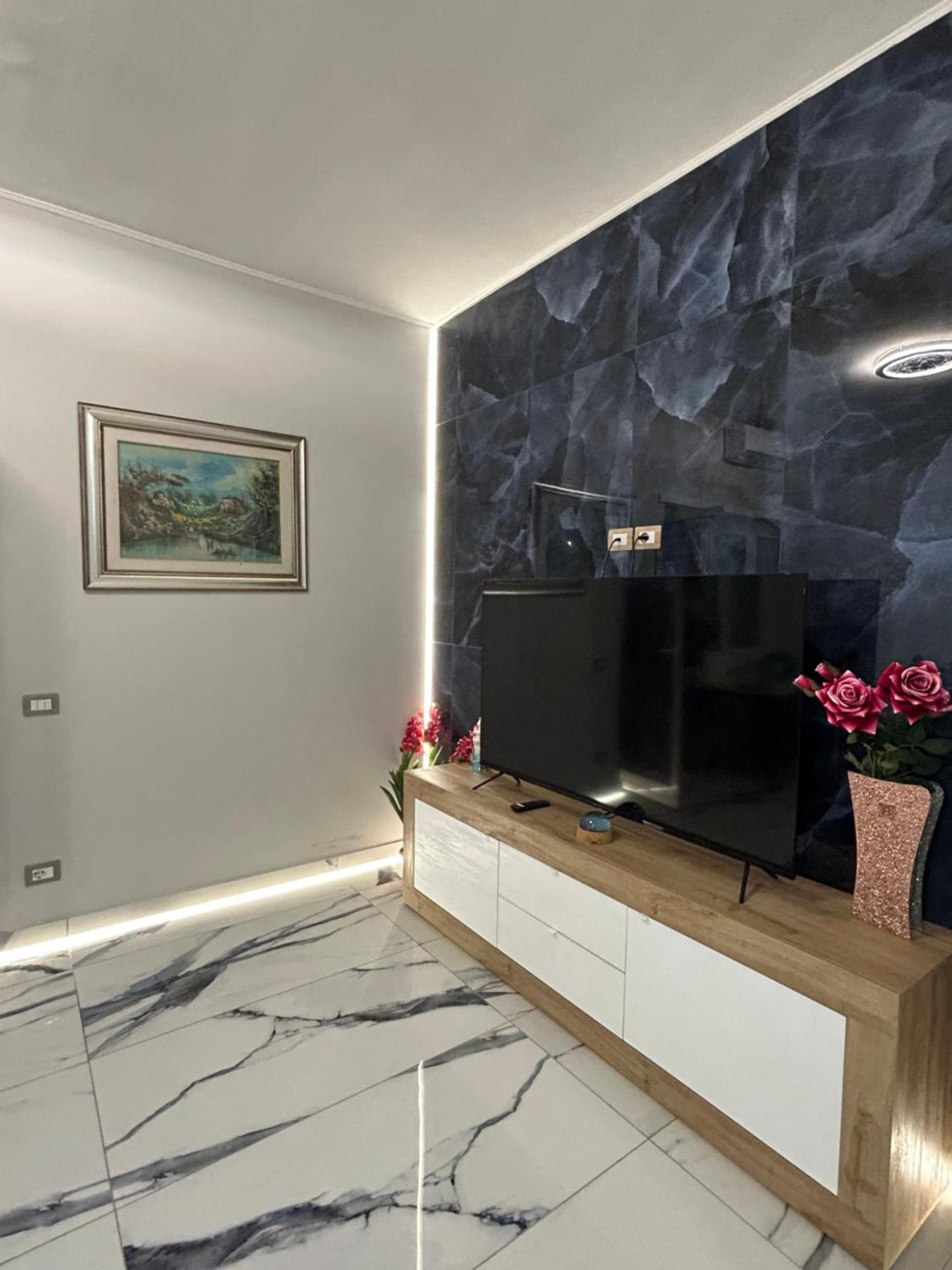 Front Sea Luxury Apartment ลิโด ดิ ออสเตีย ภายนอก รูปภาพ