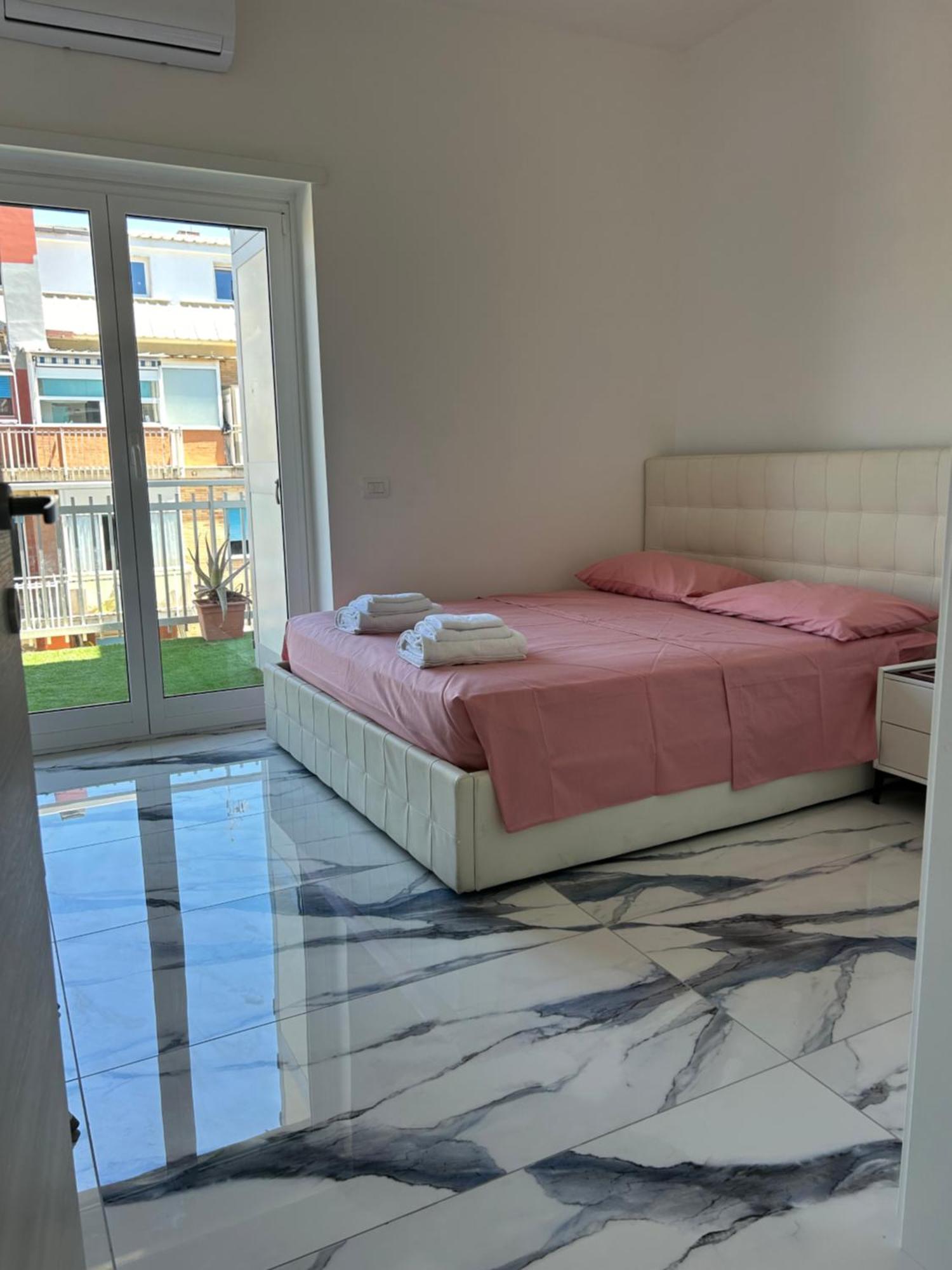 Front Sea Luxury Apartment ลิโด ดิ ออสเตีย ภายนอก รูปภาพ