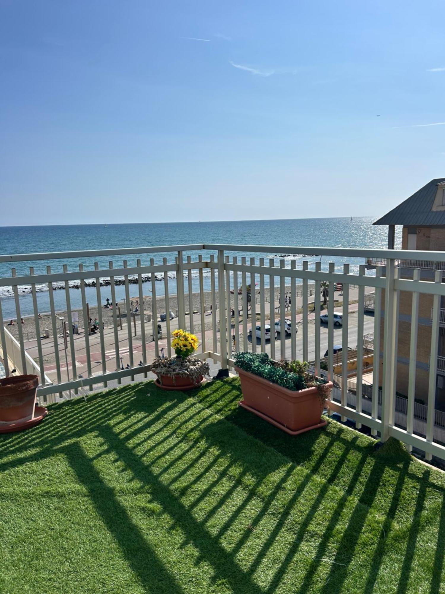 Front Sea Luxury Apartment ลิโด ดิ ออสเตีย ภายนอก รูปภาพ