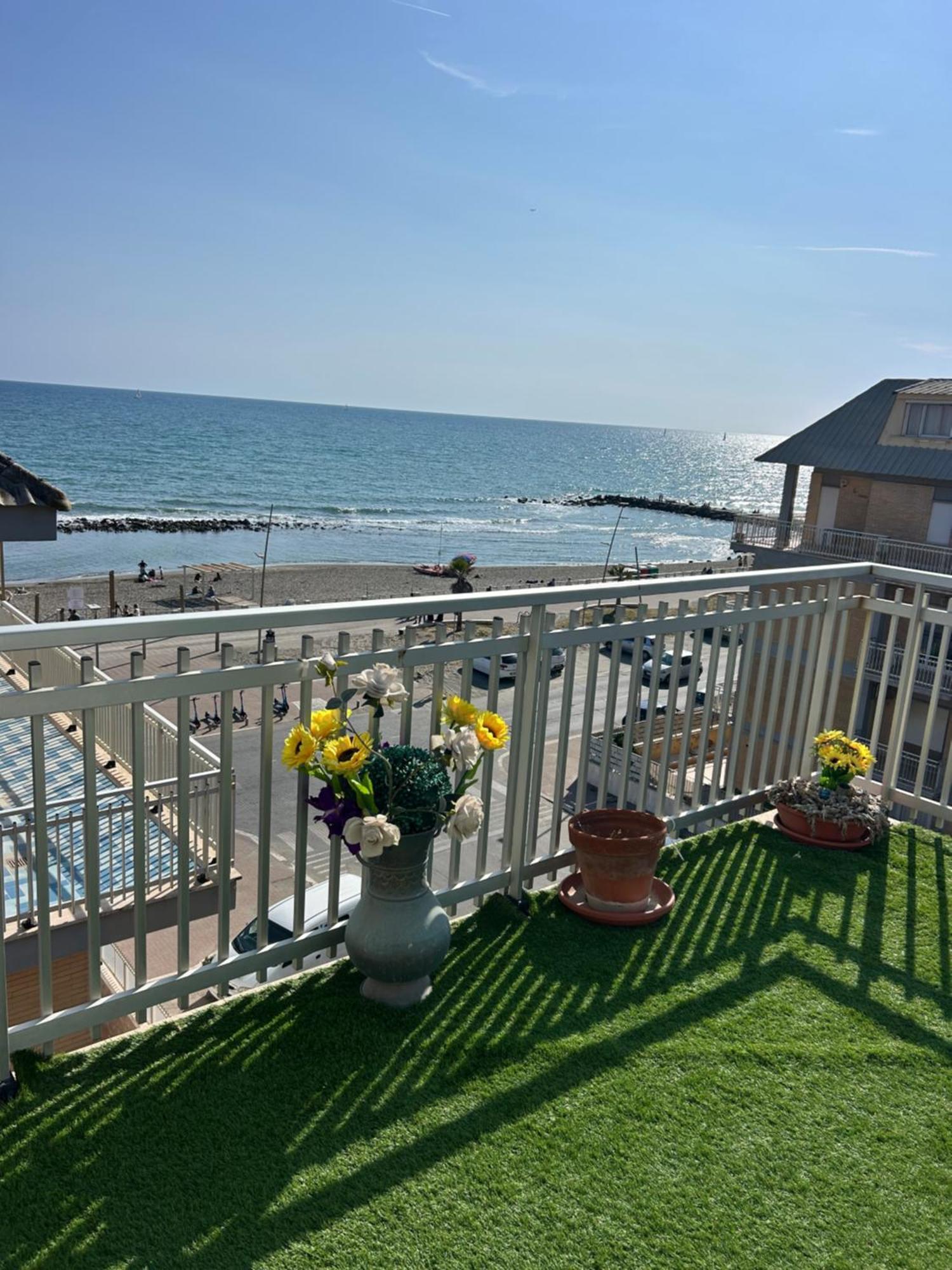 Front Sea Luxury Apartment ลิโด ดิ ออสเตีย ภายนอก รูปภาพ