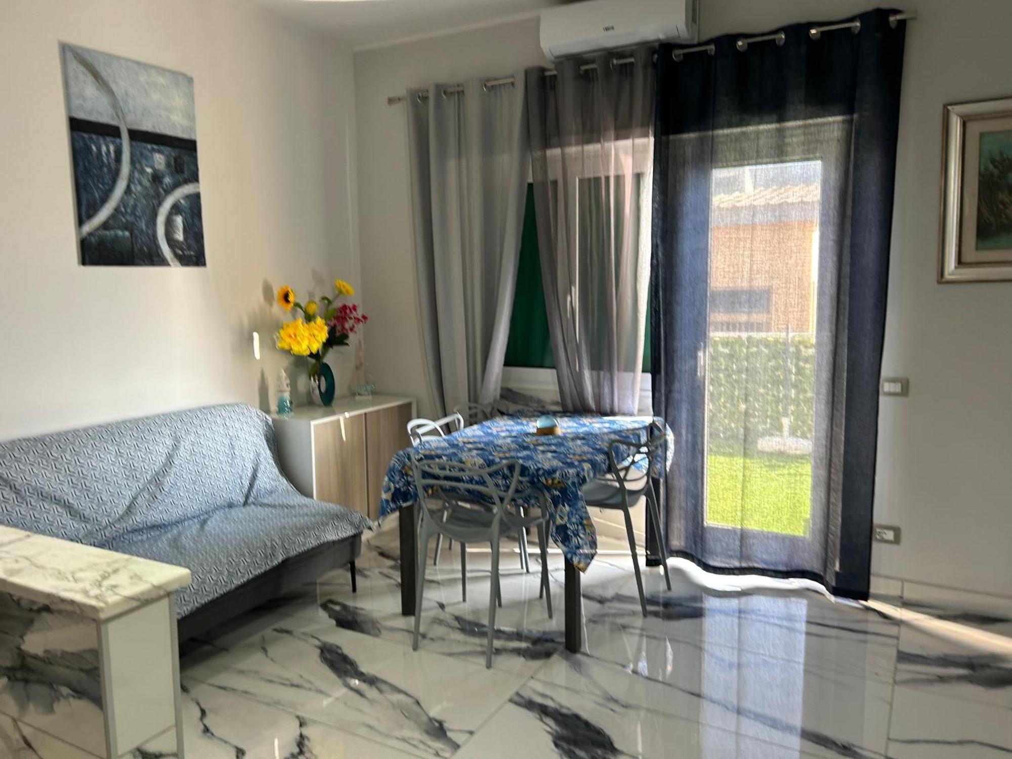 Front Sea Luxury Apartment ลิโด ดิ ออสเตีย ภายนอก รูปภาพ